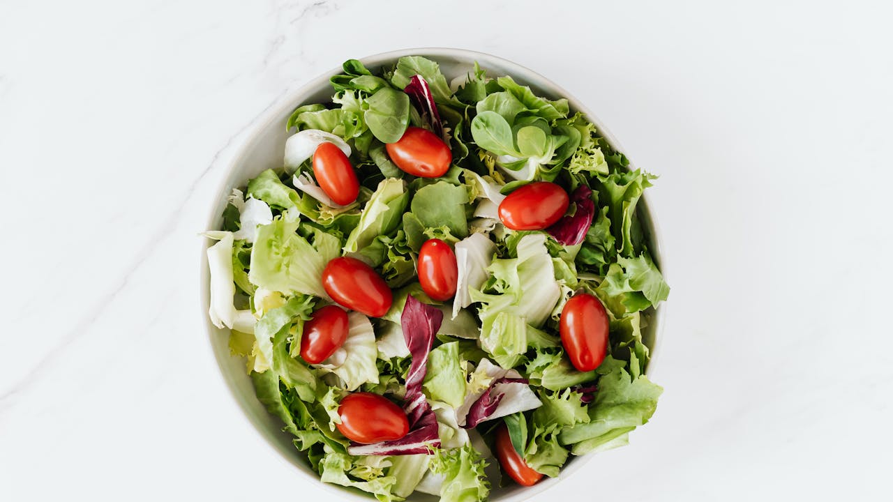 Berberine root and green tea leaves, the primary sources for bio berberine complex ingredients