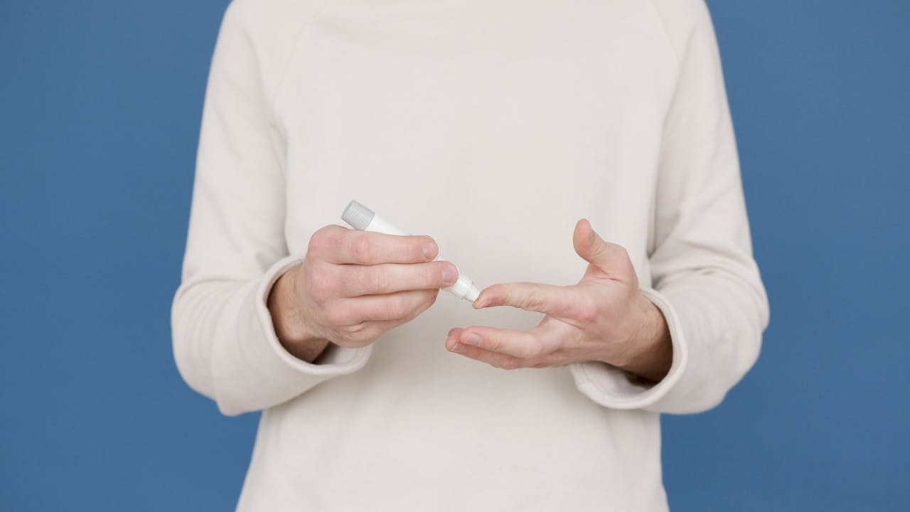 Blood glucose monitoring equipment for metabolic health tracking